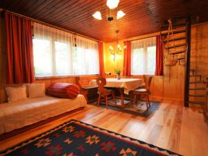 sypialnia z łóżkiem i stołem w pokoju w obiekcie Chalet Nassfeld near Ski Slopes w mieście Sonnenalpe Nassfeld