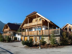 マウテルンドルフにあるChalet in ski area in Mauterndorf with saunaのバルコニー付きの大きな木造家屋