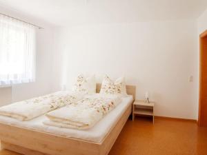 En eller flere senge i et værelse på Holiday house in Reith im Alpbachtal with garden