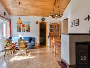 salon ze stołem i krzesłami oraz kominkiem w obiekcie Spacious Chalet in Maishofen near Forest w mieście Maishofen +28 zdjęć