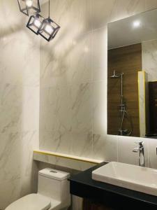 ein Badezimmer mit einem WC, einem Waschbecken und einem Spiegel in der Unterkunft 5 Bedroom Private Pool Villa in Krabi