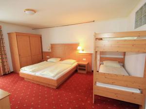 2 łóżka w pokoju z 2 łóżkami piętrowymi w obiekcie Apartment Stumm near Zillertal Ski Slopes w mieście Stumm