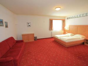 salon z łóżkiem i kanapą w obiekcie Apartment Stumm near Zillertal Ski Slopes w mieście Stumm +15 zdjęć