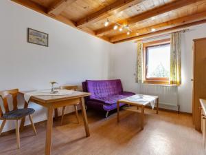 ミッタージルにあるSpacious Apartment in Mittersill near Ski Areaのリビングルーム(紫色の椅子、テーブル付)