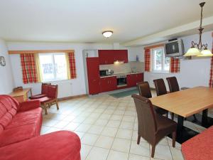 salon ze stołem i jadalnią w obiekcie Apartment Stumm near Zillertal Ski Slopes w mieście Stumm