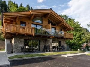 Domek z bali, balkonem i stołem w obiekcie Chalet Mühlbach near Hochkönig Ski Lift w mieście Mühlbach am Hochkönig