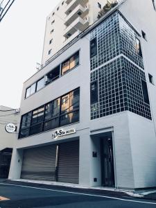 un edificio blanco con muchas ventanas en Designers Hotel Siesta, en Tokio