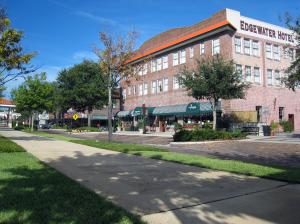 um grande edifício de tijolos com uma rua em frente em The Edgewater Hotel em Orlando