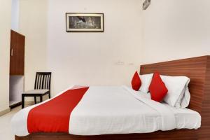 Giường trong phòng chung tại Hotel Pacific Inn