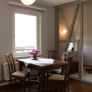 een eetkamer met een tafel en stoelen en een spiegel bij Ferienwohnung Reinette in Lippoldsberg