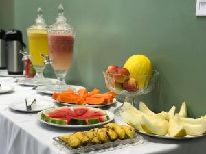 Pratico Hotel في سانتاريم: طاولة مع أطباق من الطعام على طاولة
