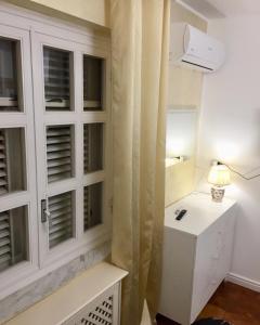 a white room with a desk and windows at Il giardino in Canicattì