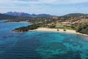 z powietrza widok na plażę w oceanie w obiekcie L316 - Porto Mannu villino a schiera vista mare w mieście Palau
