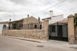 una casa con una pared de piedra y una puerta en La Casa de Alarcón, en Alarcón