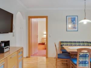 kuchnia i jadalnia ze stołem oraz pokój w obiekcie Modern apartment in Salzburger with terrace w mieście Kleinarl