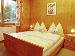 ゾンネンアルペ・ナスフェルトにあるApartment in Hermagor Pressegger See with saunaのベッドルーム1室(大型ベッド1台、枕付)