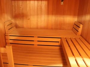 ゾンネンアルペ・ナスフェルトにあるApartment in Hermagor Pressegger See with saunaのサウナ(木製ベンチ2台付)