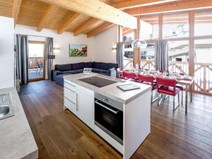 ゲルロスにあるSpacious Apartment in Gerlos near Ski Areaのキッチン、リビングルーム(ソファ、テーブル付)