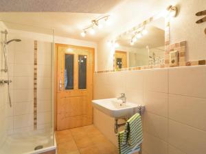 Vannituba majutusasutuses Renovated Mountain Retreat Stay