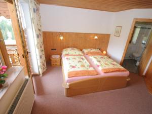 シュラートミンクにあるSplendid Apartment in Schladming with Saunaの小さなベッドルーム(ベッド1台、バスルーム付)