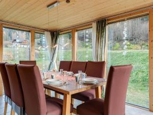 穆勞附近聖格奧爾根的住宿－Chalet in St Georgen ob Murau with sauna，一间带桌椅的用餐室
