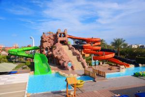 Pickalbatros Aqua Blu Sharm El Sheikh内部或周边的泳池
