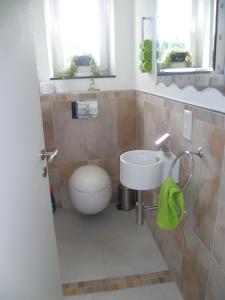 een badkamer met een toilet en een wastafel bij Ambiente in Mehren