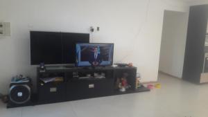 a tv sitting on a entertainment center with a flat screen at RECANTO DE ZEZE - casa 2 in Ilhéus