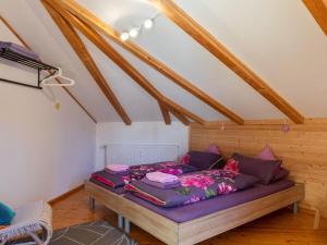 ein Schlafzimmer mit einem Bett im Dachgeschoss in der Unterkunft Apartment in Sankt Stefan near Lake Pressegger in Tratten