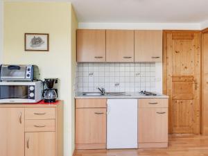 eine Küche mit einem weißen Kühlschrank und einer Mikrowelle in der Unterkunft Holiday home in St Stefan ob Stainz Styria in Ligist