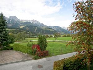 vista su un parco con montagne sullo sfondo di Chalet in Leogang Salzburg with garden a Leogang