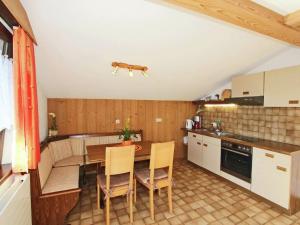 una cocina con mesa y sillas. en Splendid Apartment in Fugen near Ski Area, en Uderns