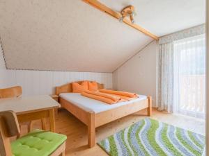 Piller的住宿－Holiday home in Wenns Piller with 3 terraces，一间卧室配有一张床、一张桌子和一个窗户。