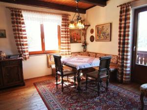 uma sala de jantar com mesa e cadeiras em Holiday home in Arriach near Lake Ossiach em Arriach