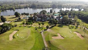 呵叻的住宿－Korat Country Club Golf and Resort，享有度假村高尔夫球场的空中景致