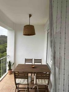 comedor con mesa de madera y sillas en el balcón en Apartamento en Playa de Pals con encanto y vistas, en Pals