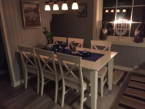 una mesa de comedor y sillas en una habitación en Å i Lofoten, en Moskenes