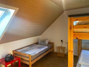 ein Schlafzimmer mit einem Bett und einem Etagenbett in der Unterkunft Strandhaus Altglowe - Perfekt für 8 Gäste! #FerienhausAltglowe in Glowe