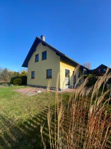 a house in the middle of a field at Strandhaus Altglowe - Perfekt für 8 Gäste! #FerienhausAltglowe in Glowe