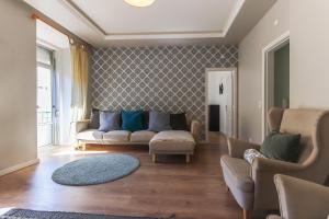 a living room with a couch and a rug at Grand Almirante by Homing in Lisbon