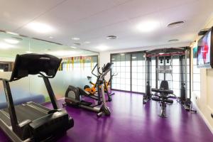 un gimnasio con cinta de correr y bicicleta estática en Aparthotel Miami Park, en Calella