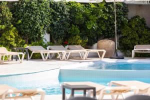 Bazén v ubytování Aparthotel Miami Park nebo v jeho okolí