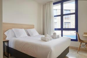 Posteľ alebo postele v izbe v ubytovaní Iraipe Logroño Hotel