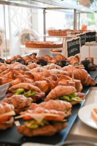 un assortimento di panini e altri prodotti da forno su un tavolo di Hotel Croce Di Malta a Lignano Sabbiadoro