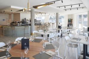 Reštaurácia alebo iné gastronomické zariadenie v ubytovaní Iraipe Logroño Hotel