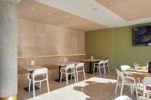 Reštaurácia alebo iné gastronomické zariadenie v ubytovaní Iraipe Logroño Hotel