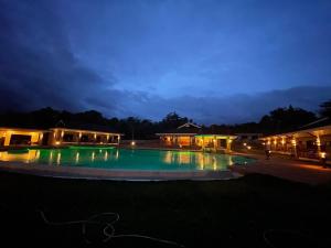 FIG Sunset View Resort内部或周边的泳池