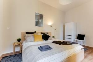 Postel nebo postele na pokoji v ubytování Beautiful, Luxury 3bds in historical center - stp6