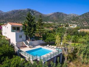 widok z lotu ptaka na dom z basenem w obiekcie Villa Vlychada - With Private Pool w mieście Vlikhádha