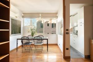 A kitchen or kitchenette at R.C. Giulio Cesare. Loft in centro